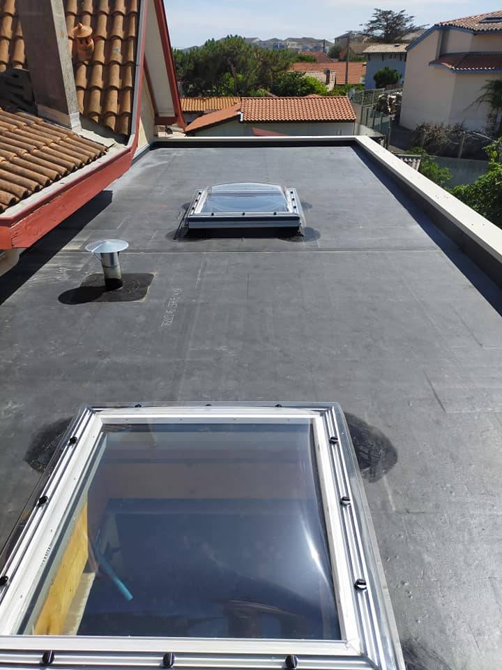 Toit terrasse EPDM avec velux et évacuation — étanchéité Haute-Savoie RT Toiture 74